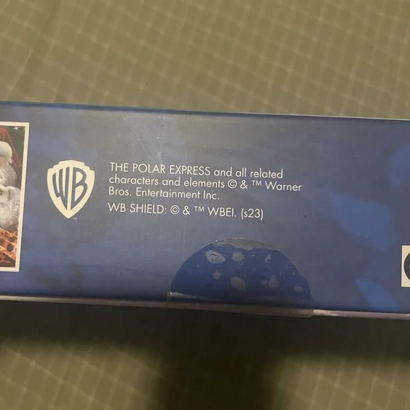 Warner Bros. The Polar Express Puzzle - Blue and Gold - Picture 5 of 9
